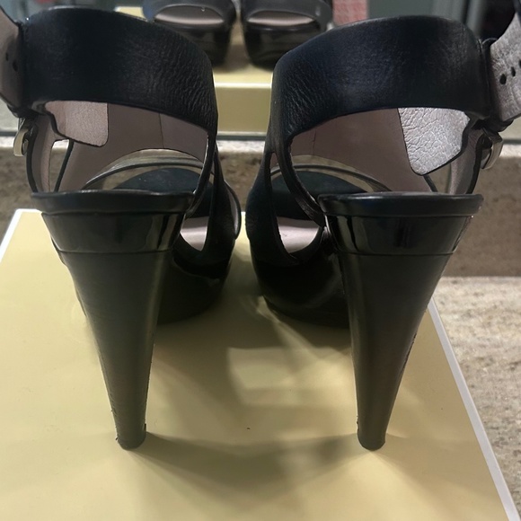🌸 Like New 🌸 MICHAEL KORS Black Stacked Wedge Sandals/Heels - Picture 4 of 7